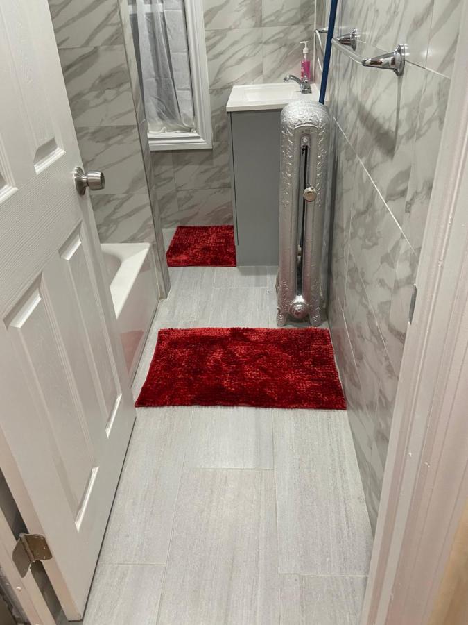 Affordable Room In Queens Нью-Йорк Экстерьер фото