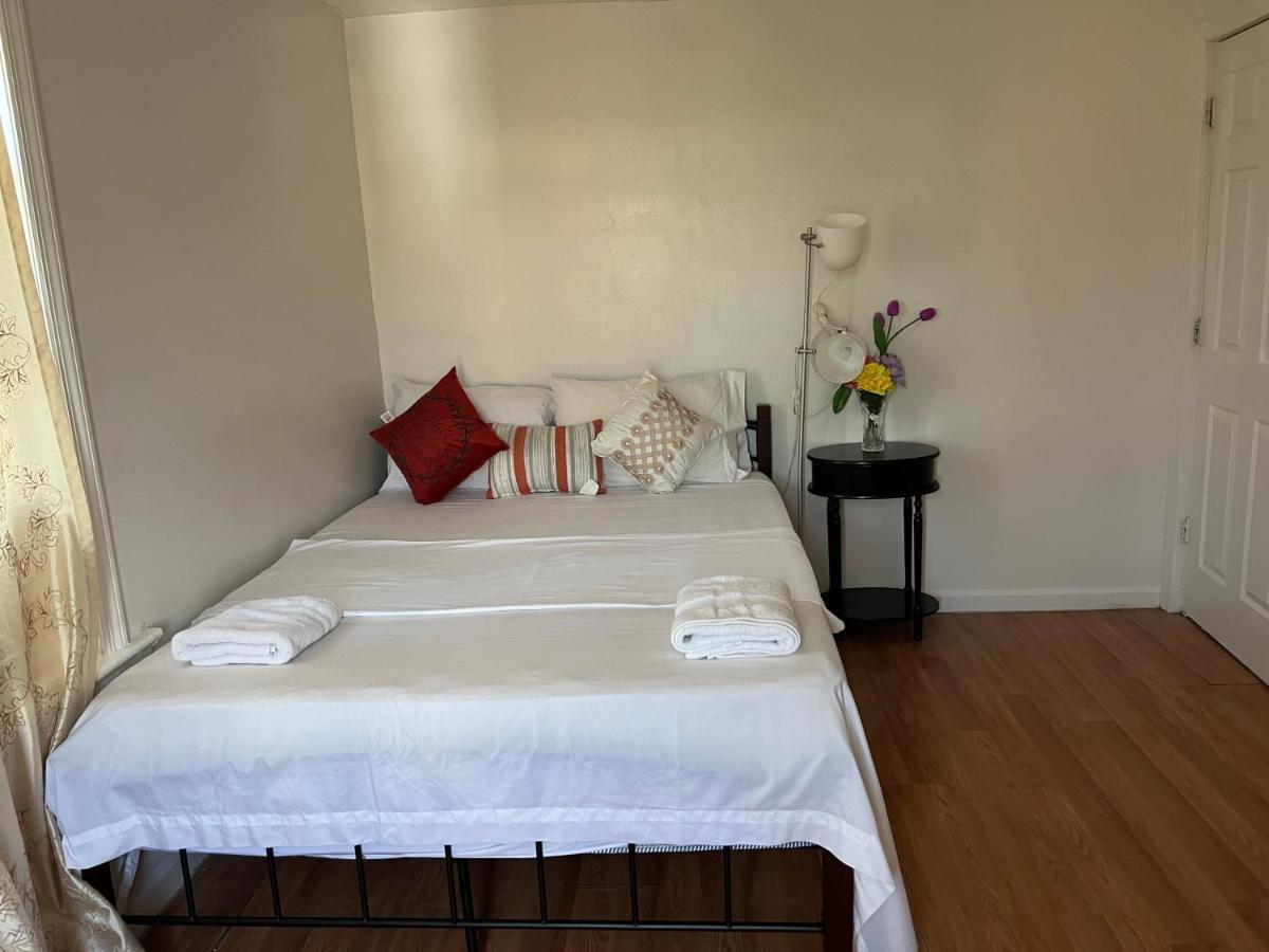 Affordable Room In Queens Нью-Йорк Экстерьер фото
